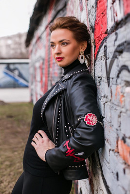 N.9275
Ksenia
38 anni
174 cm
Moscow