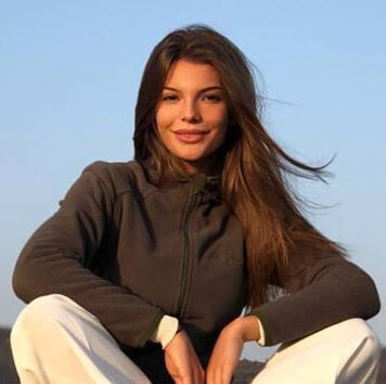 N.9573
Elina
30 anni
160 cm
Moscow