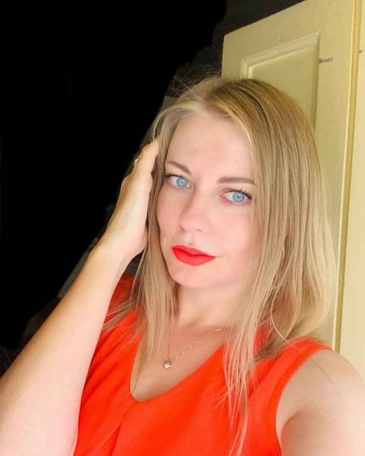 N.9654
Hanna
38 anni
172 cm
Roma
