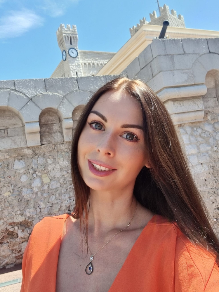 N.9713
Anna
39 anni
168 cm
Enna