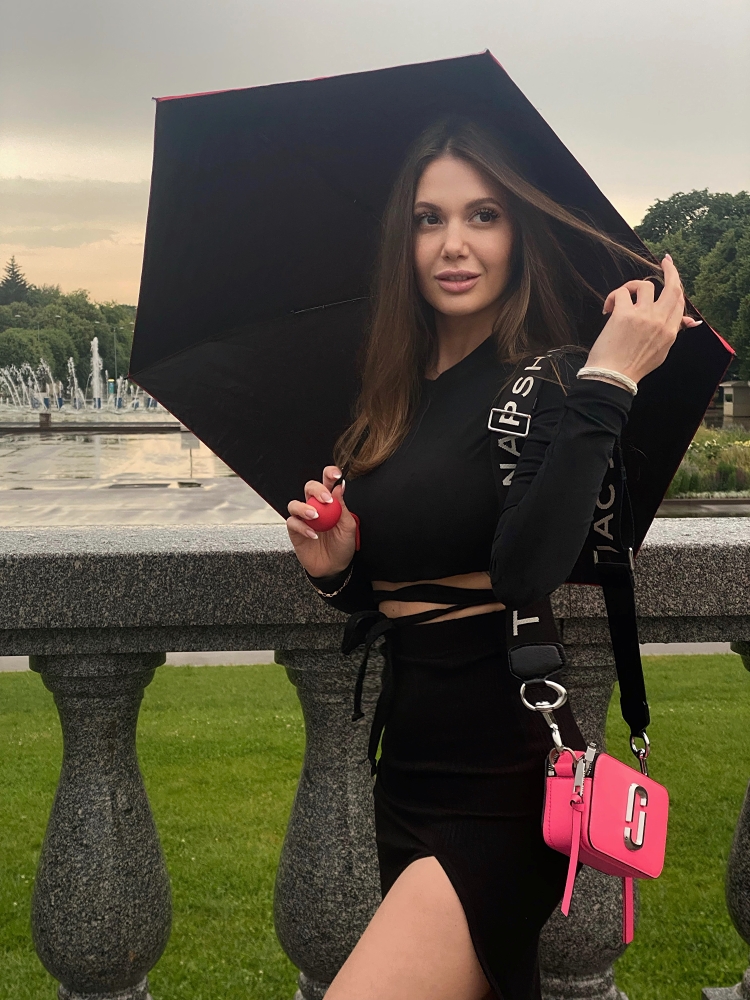 N.9715
Katerina
29 anni
171 cm
Moscow