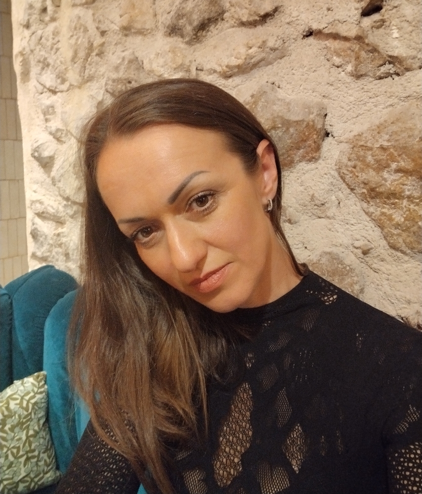 N.9716
Elena
42 anni
168 cm
Geneva